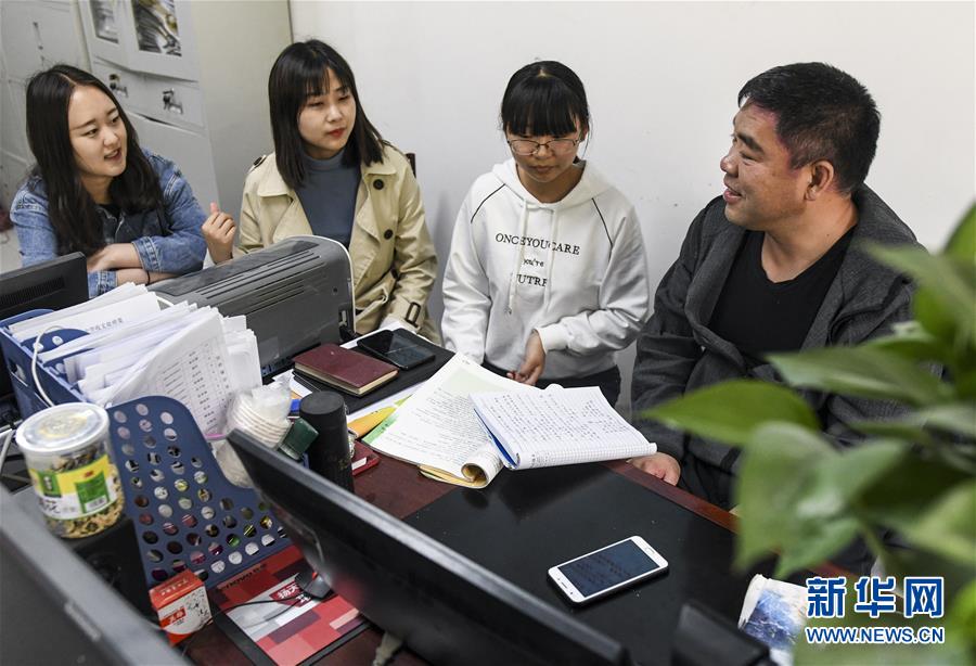（新華全媒頭條&middot;圖文互動(dòng)）（7）大漠小城的別樣青春&mdash;&mdash;記內(nèi)地青年學(xué)子扎根新疆且末教書(shū)育人
