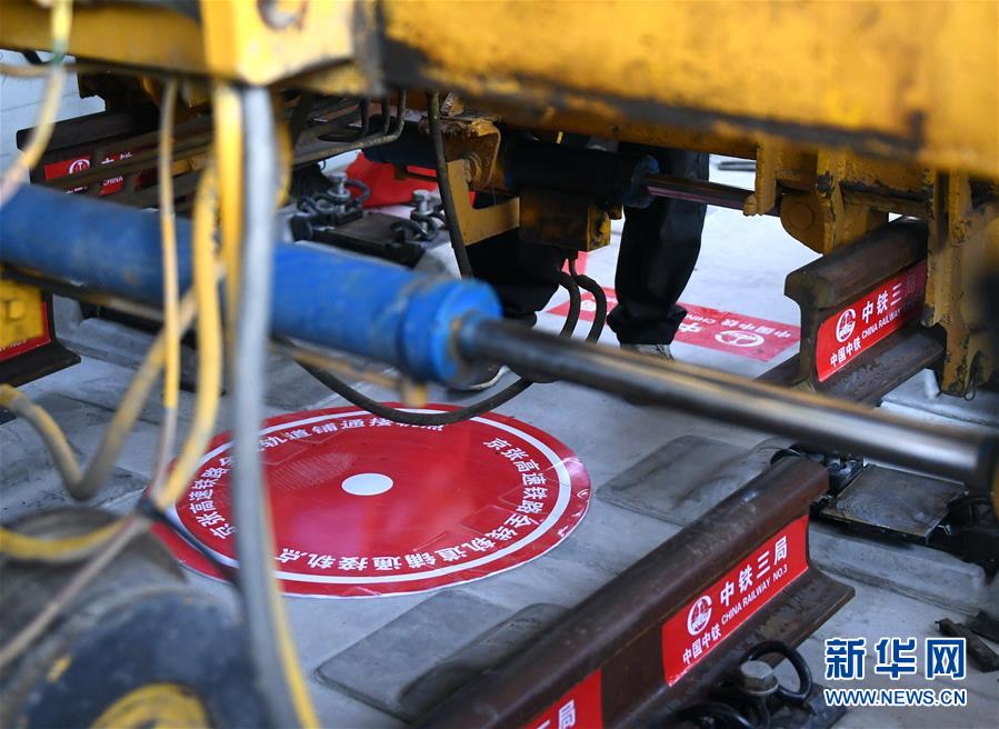 (新華全媒頭條·圖文互動(dòng))(4)百年“筑夢(mèng)”的榮光——寫(xiě)在京張高鐵全線軌道貫通之際