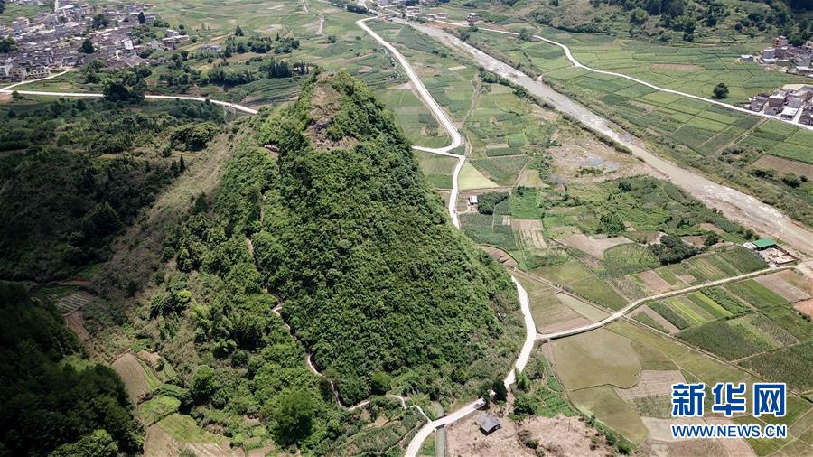 (壯麗70年·奮斗新時(shí)代——記者再走長(zhǎng)征路·圖文互動(dòng))(1)永恒祭奠:他們,倒在了第二道封鎖線上