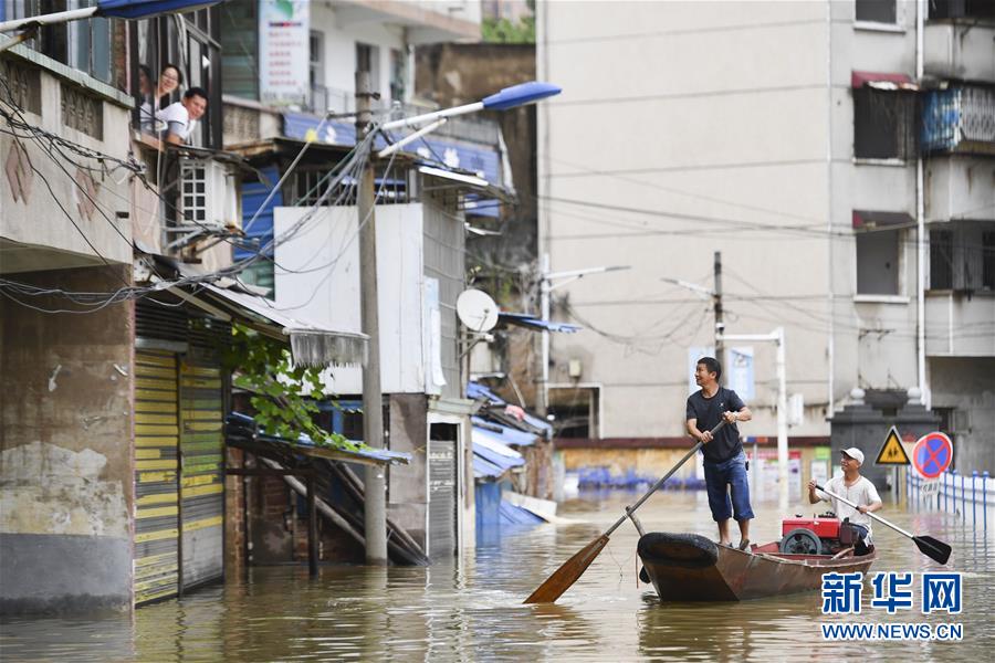 （抗洪搶險&middot;圖文互動）（1）洪水來時，那暖心的民間救援