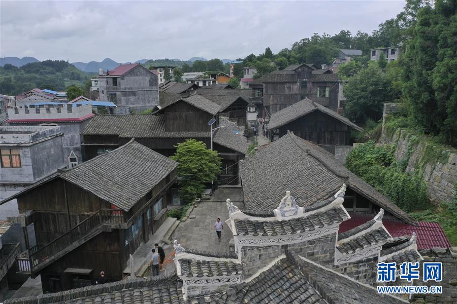 （壯麗70年&middot;奮斗新時代&mdash;&mdash;記者再走長征路&middot;圖文互動）（3）手捧棉被憶紅軍：走了那么多年，我們都念他們的好