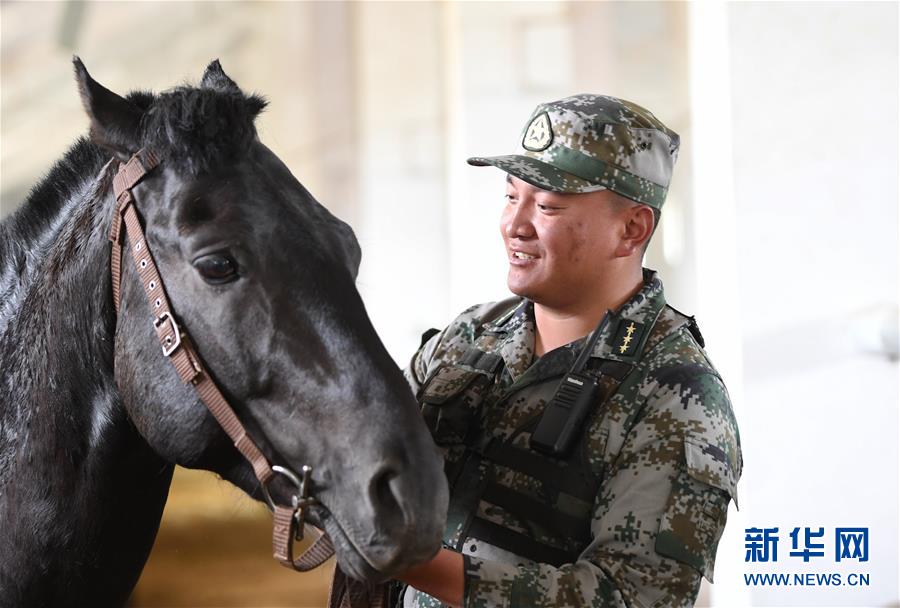 (新華全媒頭條·愛國情 奮斗者·圖文互動)(4)初心不改 紅心向黨——西部戰(zhàn)區(qū)陸軍某旅玉樹獨立騎兵連連長尼都塔生一家四代跟黨走紀實