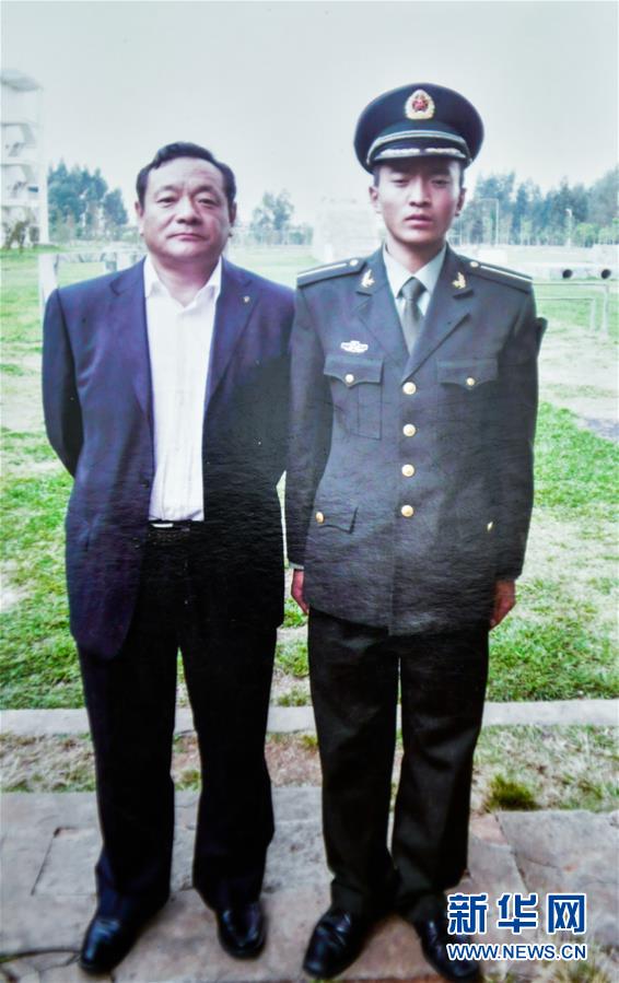 (新華全媒頭條·愛國情 奮斗者·圖文互動)(7)初心不改 紅心向黨——西部戰(zhàn)區(qū)陸軍某旅玉樹獨立騎兵連連長尼都塔生一家四代跟黨走紀實