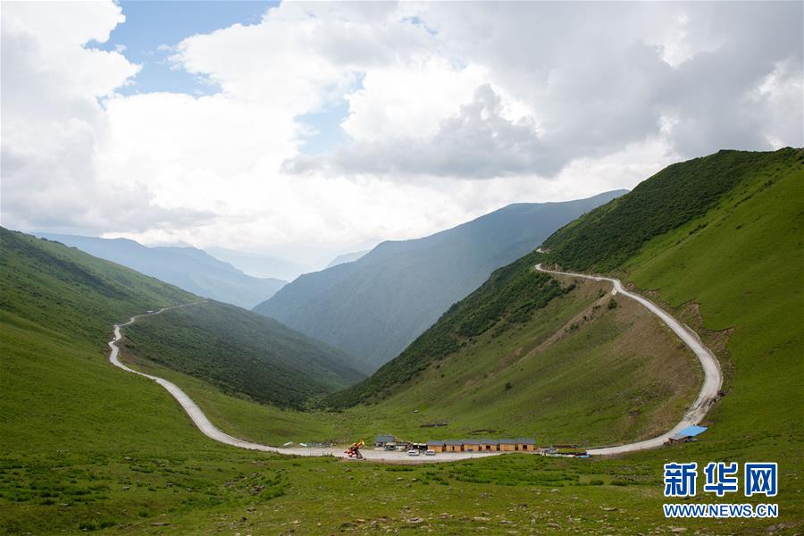 (壯麗70年·奮斗新時代——記者再走長征路·圖文互動)(2)夾金山上“馬燈紅”
