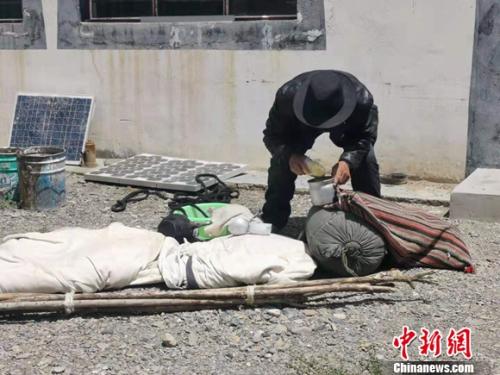 圖為黨確桑布展示以前巡邊時要帶的東西。 謝藝觀 攝 圖為黨確桑布展示以前巡邊時要帶的東西。 謝藝觀 攝