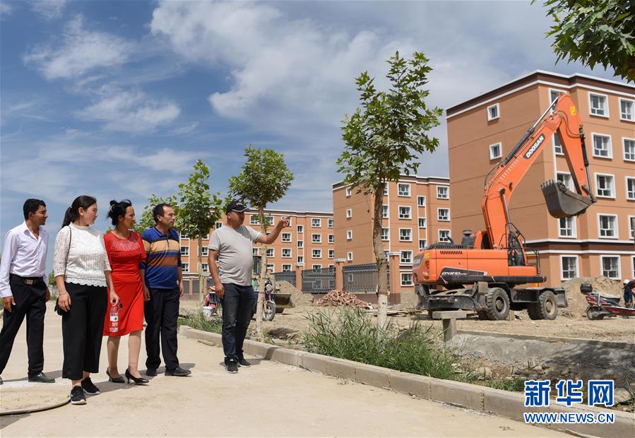 （決戰決勝脫貧攻堅&middot;圖文互動）（1）拋在舊鄉的&ldquo;火墻&rdquo;&mdash;&mdash;新疆易地扶貧搬遷安置點見聞