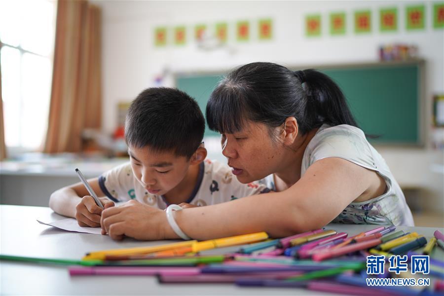 (壯麗70年·奮斗新時(shí)代——共和國(guó)發(fā)展成就巡禮·圖文互動(dòng))(5)優(yōu)先發(fā)展 奠基未來(lái)——共和國(guó)教育事業(yè)發(fā)展成就巡禮