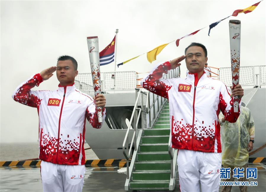(體育)(4)第七屆世界軍人運動會火炬傳遞活動在海軍“和平方舟”站舉行