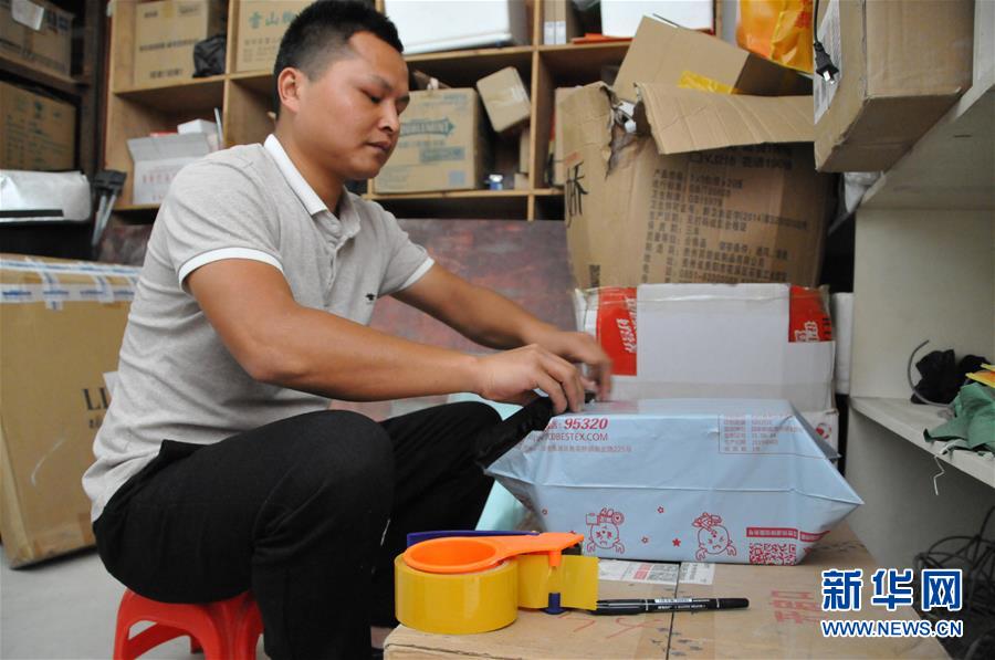 (在習近平新時代中國特色社會主義思想指引下——新時代新作為新篇章·總書記關心的百姓身邊事·圖文互動)(3)手機成為“新農具” 莊戶人變“新店家”——農村電商助力農民豐收