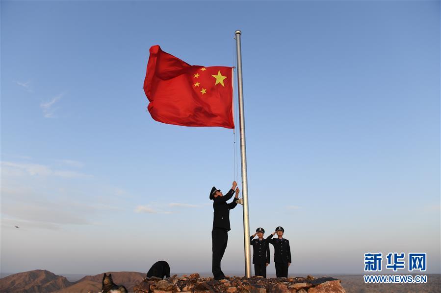 （愛國情 奮斗者&middot;圖文互動）（13）印刻在戈壁上的名字