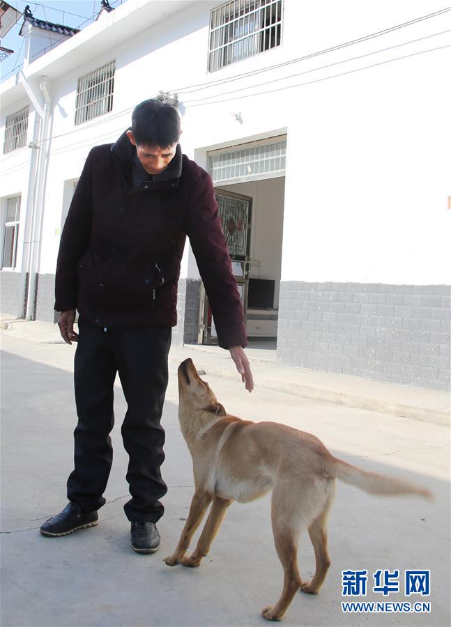 (四中全會精神在基層·圖文互動)(1)記者手記:兩腳沾地,深切感悟什么叫“以人民為中心”