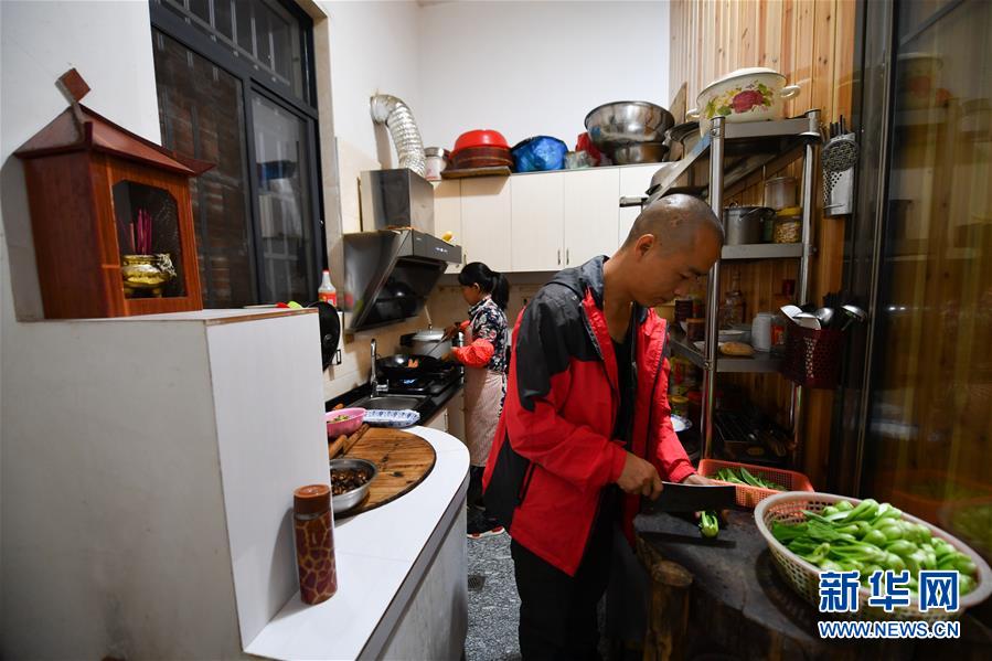 （圖文互動(dòng)）（8）鄉(xiāng)村攝影師、鄉(xiāng)村&ldquo;模特&rdquo;、民宿店主&mdash;&mdash;鄉(xiāng)村旅游推動(dòng)婺源農(nóng)民生活方式發(fā)生新變化