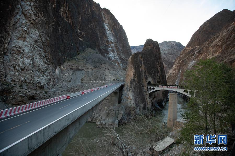 （新華全媒頭條&middot;圖文互動）（8）格?；ㄩ_滿天路&mdash;&mdash;寫在川藏公路通車65周年之際
