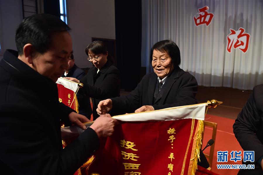 (新華全媒頭條·兩會特別報道·圖文互動)(4)向著夢想的接力——“90歲”與“95后”代表的“對話”