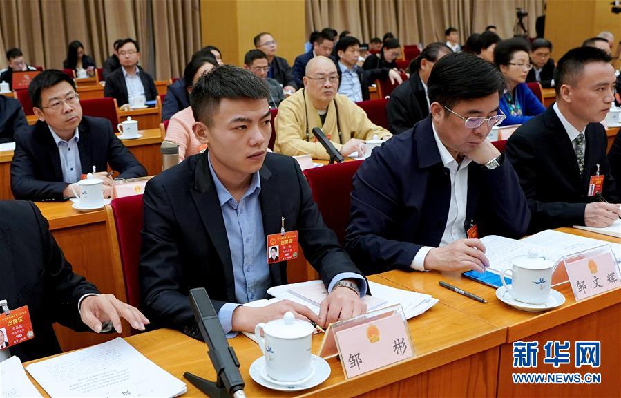 (新華全媒頭條·兩會特別報道·圖文互動)(7)向著夢想的接力——“90歲”與“95后”代表的“對話”