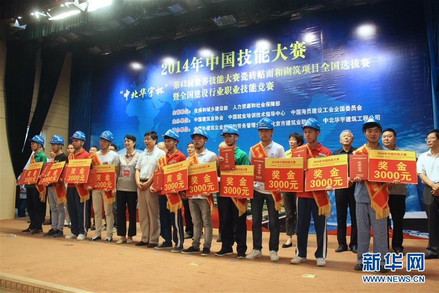 (新華全媒頭條·兩會特別報道·圖文互動)(8)向著夢想的接力——“90歲”與“95后”代表的“對話”