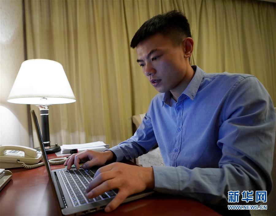 (新華全媒頭條·兩會特別報道·圖文互動)(10)向著夢想的接力——“90歲”與“95后”代表的“對話”