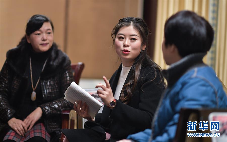 (新華全媒頭條·兩會特別報道·圖文互動)(14)向著夢想的接力——“90歲”與“95后”代表的“對話”