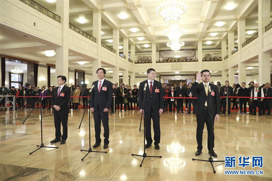 （兩會&middot;面對面&middot;XHDW）（12）全國人大代表接受采訪