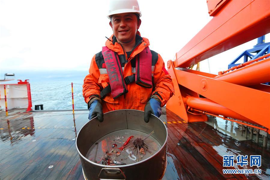 (“雪龍”探南極·圖文互動(dòng))(5)中國(guó)南極考察隊(duì)順利完成宇航員海綜合科考