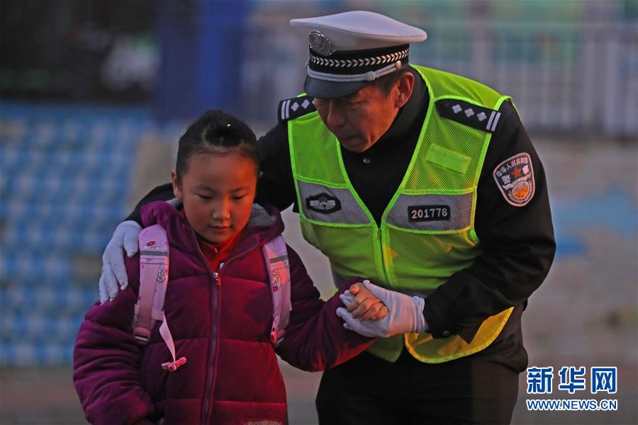 (新春走基層·圖文互動)(1)老楊貓腰護學:20米走了33年