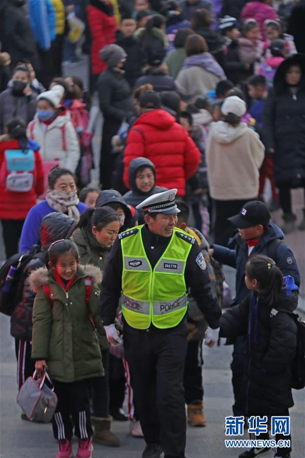 (新春走基層·圖文互動)(3)老楊貓腰護學:20米走了33年