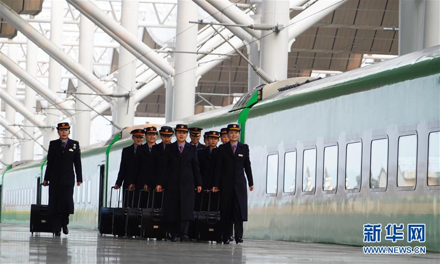 (新春走基層·圖文互動)(6)站臺上的“兩塊表”