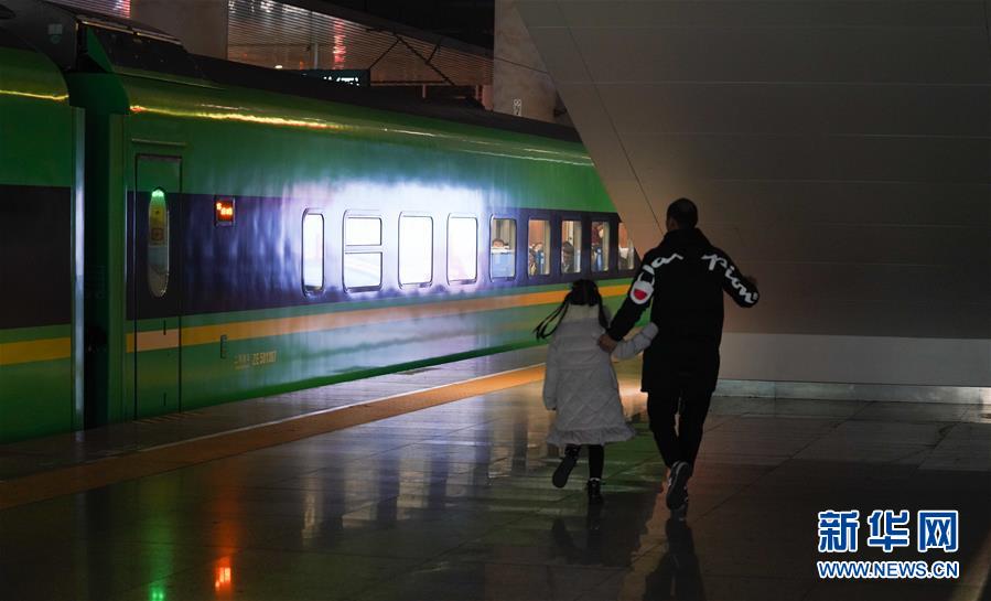 (新春走基層·圖文互動)(9)站臺上的“兩塊表”