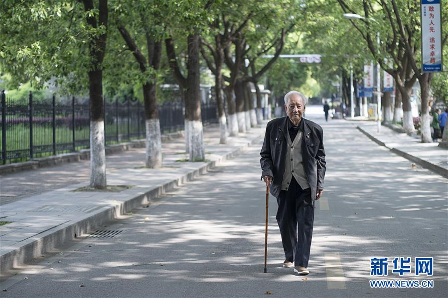 (今日關(guān)注·科技獎(jiǎng)勵(lì)大會(huì)·圖文互動(dòng))(4)此生屬于祖國,此生無怨無悔——隱身30年的中國核潛艇先驅(qū)黃旭華