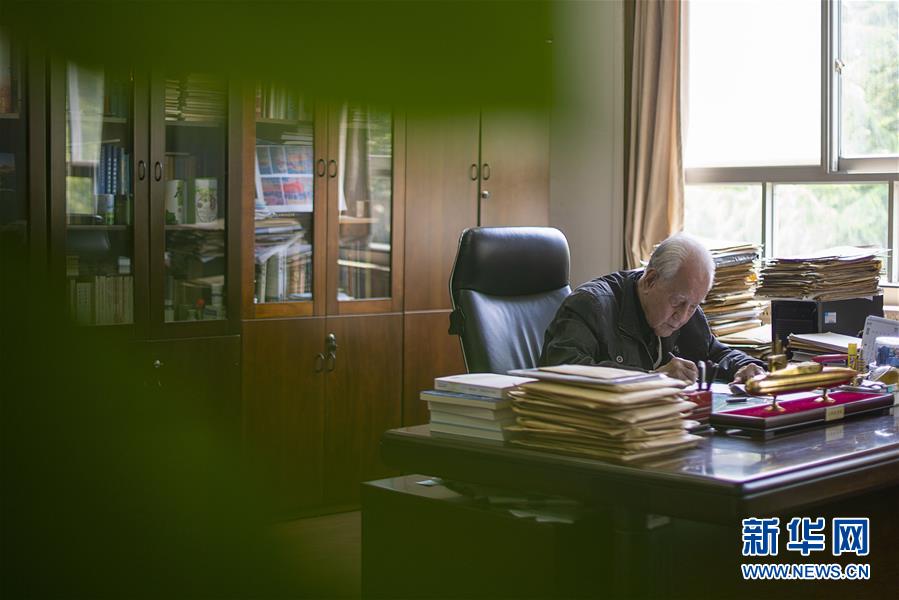 (今日關(guān)注·科技獎(jiǎng)勵(lì)大會(huì)·圖文互動(dòng))(5)此生屬于祖國,此生無怨無悔——隱身30年的中國核潛艇先驅(qū)黃旭華