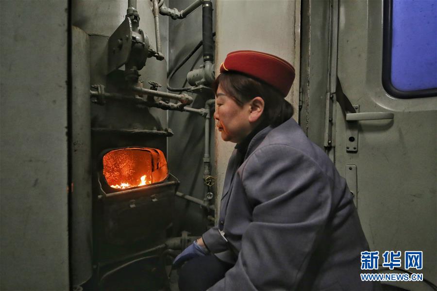 (新春走基層·圖文互動(dòng))(2)小康路上,與“小慢車(chē)”同行——長(zhǎng)白山區(qū)綠皮火車(chē)二三事