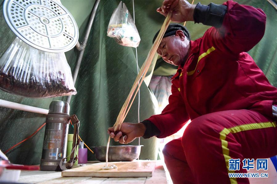 （新春走基層&middot;圖文互動）（7）大漠中，一頂帳篷守歲五年