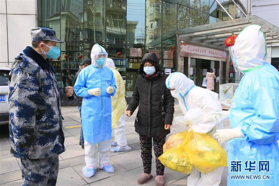 （新華全媒頭條&middot;圖文互動）（1）黨旗，高高飄揚在防控疫情斗爭第一線&mdash;&mdash;各級黨組織和廣大黨員干部投身疫情防控阻擊戰紀實