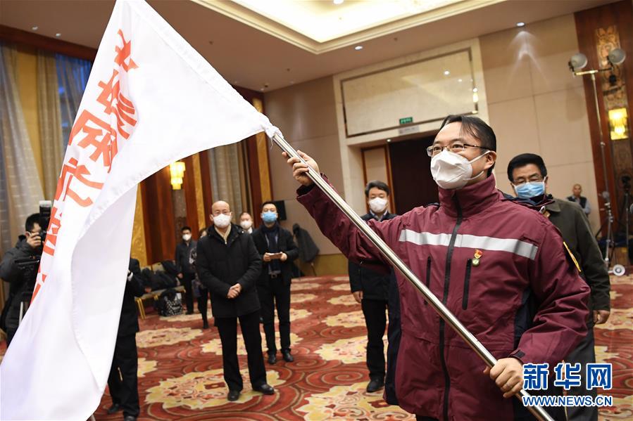 （新華全媒頭條&middot;圖文互動）（3）黨旗，高高飄揚在防控疫情斗爭第一線&mdash;&mdash;各級黨組織和廣大黨員干部投身疫情防控阻擊戰紀實