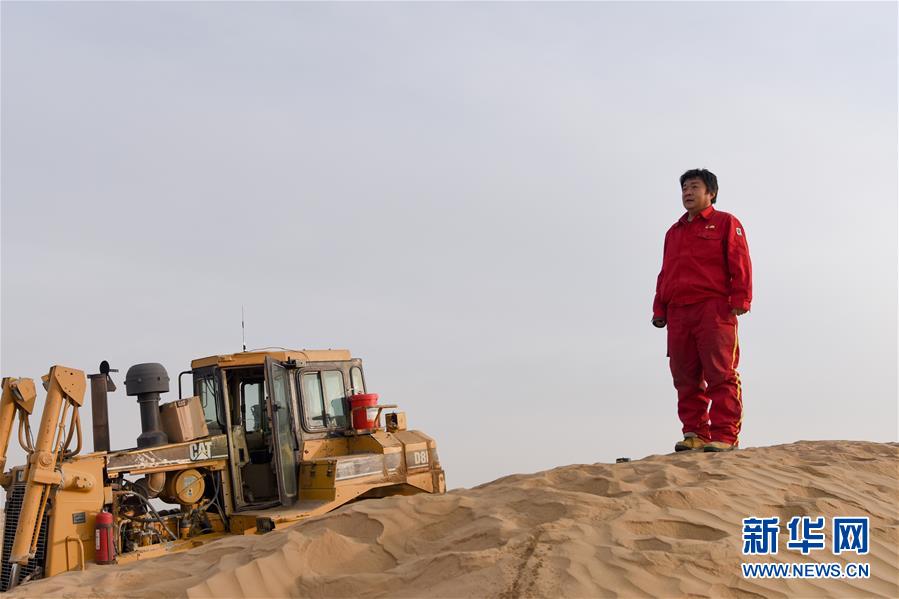 (新春走基層·圖文互動)(1)特寫:與車為伴,獨行沙海