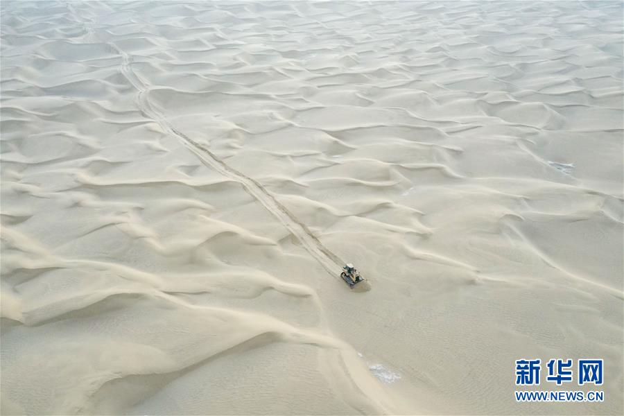 (新春走基層·圖文互動)(2)特寫:與車為伴,獨行沙海