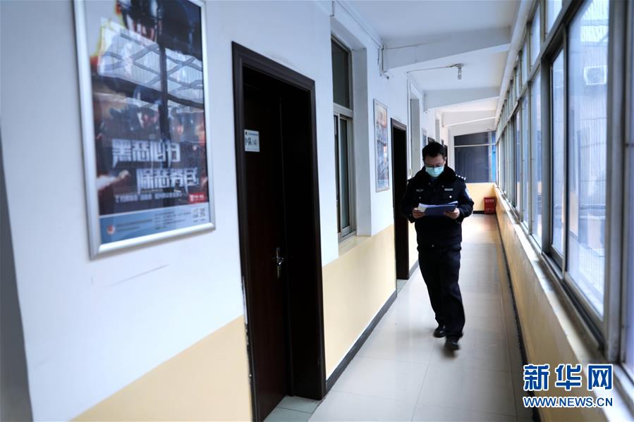 (聚焦疫情防控·圖文互動)(1)“戰疫”時期“雙一線”夫妻的愛情:一手平安 一手健康