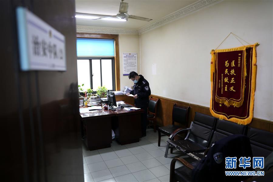 (聚焦疫情防控·圖文互動)(3)“戰疫”時期“雙一線”夫妻的愛情:一手平安 一手健康