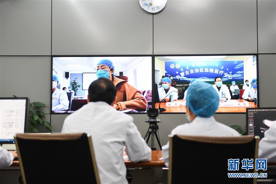 (聚焦疫情防控·圖文互動)(3)特寫:遠(yuǎn)程醫(yī)療中心里的生命接力
