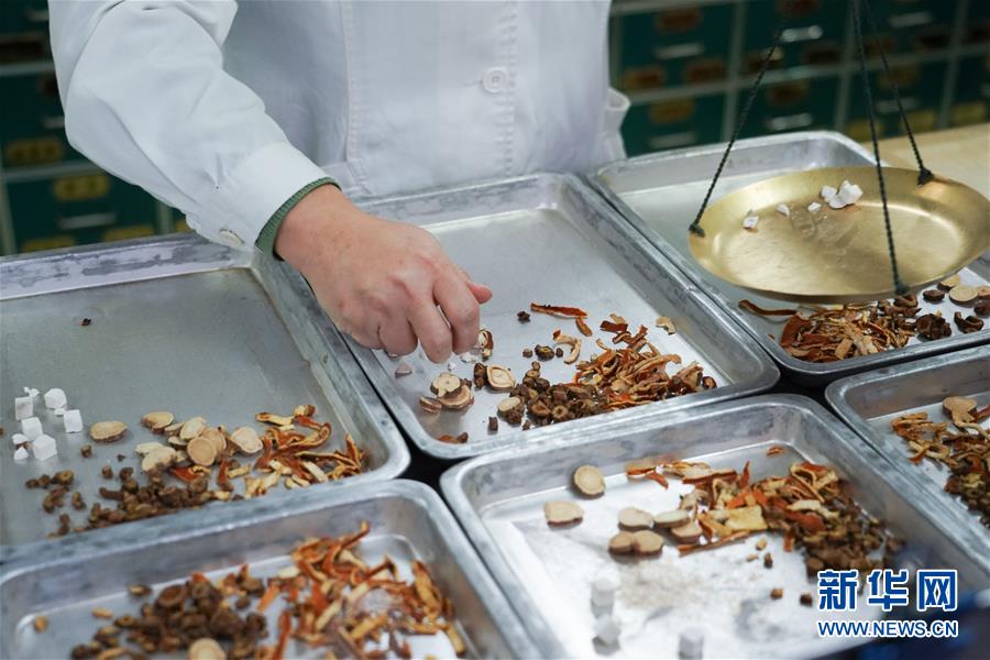 (聚焦疫情防控·圖文互動(dòng))(5)參與救治新冠肺炎確診病例超八成——中醫(yī)藥在抗擊疫情中貢獻(xiàn)力量