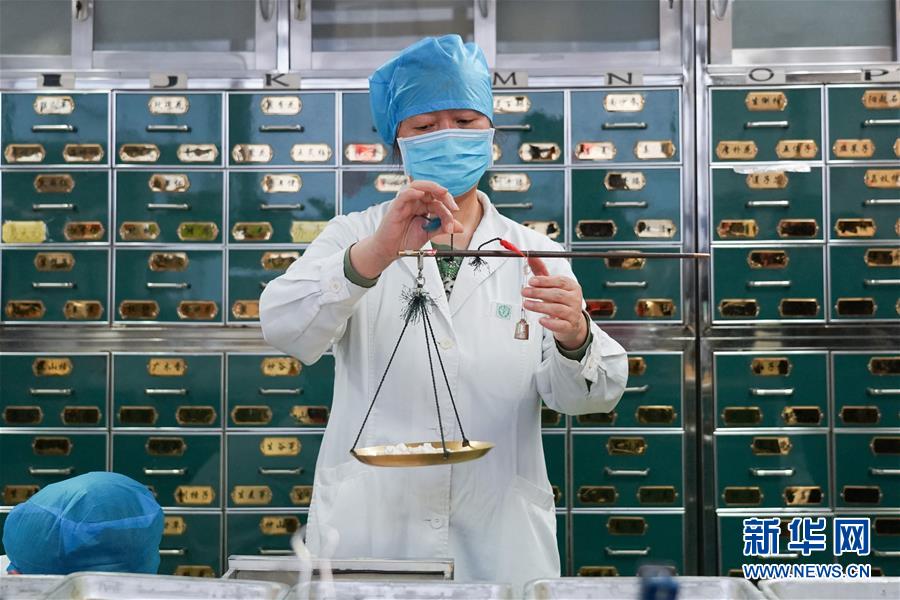 (聚焦疫情防控·圖文互動(dòng))(6)參與救治新冠肺炎確診病例超八成——中醫(yī)藥在抗擊疫情中貢獻(xiàn)力量