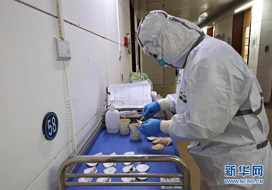 (聚焦疫情防控·圖文互動(dòng))(10)參與救治新冠肺炎確診病例超八成——中醫(yī)藥在抗擊疫情中貢獻(xiàn)力量