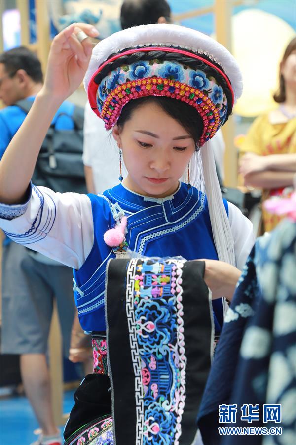 (脫貧攻堅風采錄·帶頭人·圖文互動)(3)背著娃繡著花 養活自己養活家——夏華和13000名大山繡娘的“中國夢”