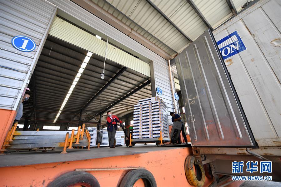 (圖文互動)(2)展會變直播 員工變網紅——千億元家具產業別樣復工復產路