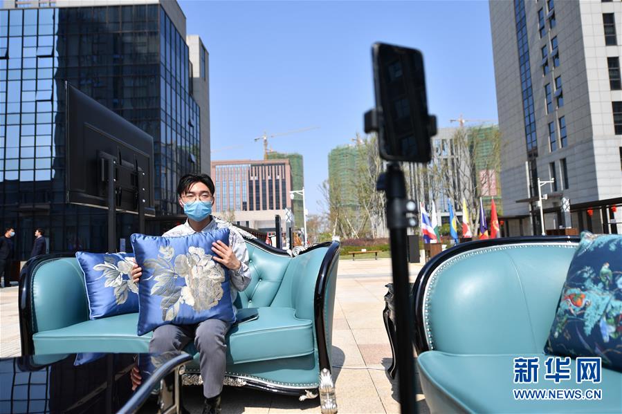 (圖文互動)(6)展會變直播 員工變網紅——千億元家具產業別樣復工復產路