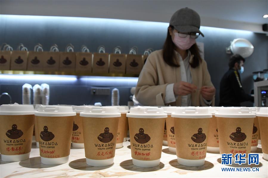 (新華全媒頭條·圖文互動)(3)守望相助,堅忍不拔——致敬武漢戰“疫”中千千萬萬個平凡英雄