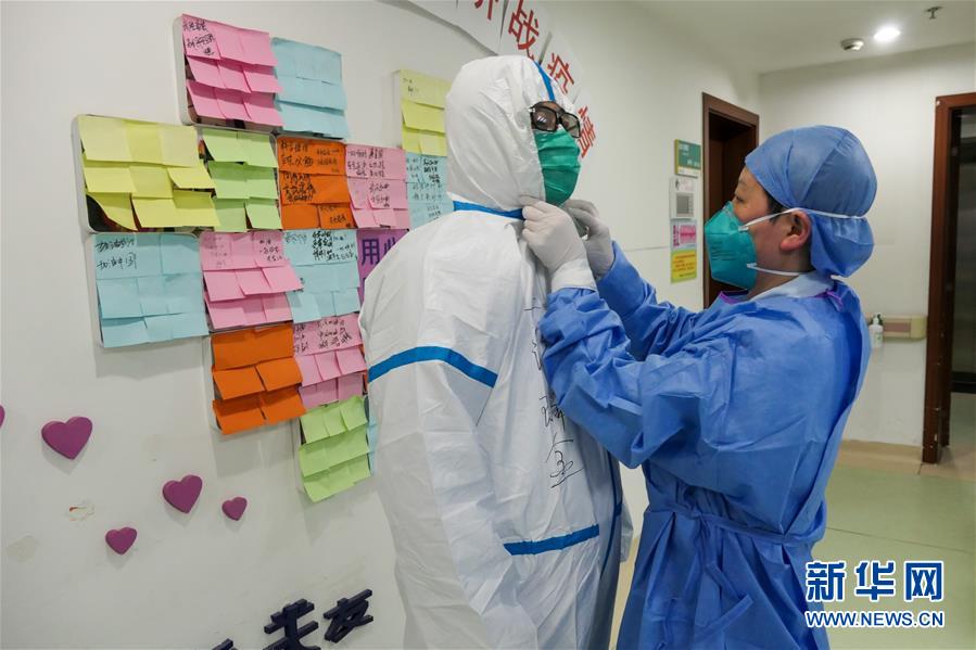 （一線抗疫群英譜&middot;圖文互動(dòng)）院感防控者戴愛蘭：為一線醫(yī)務(wù)人員綁好&ldquo;安全繩&rdquo;