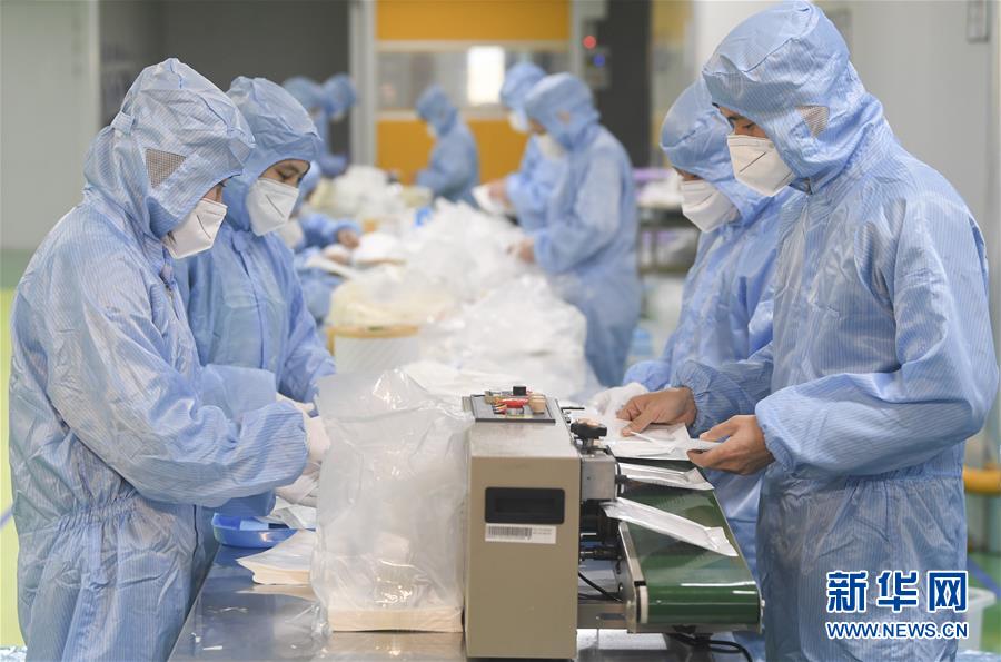 (聚焦疫情防控)(11)我國口罩日產能產量雙雙突破1億只