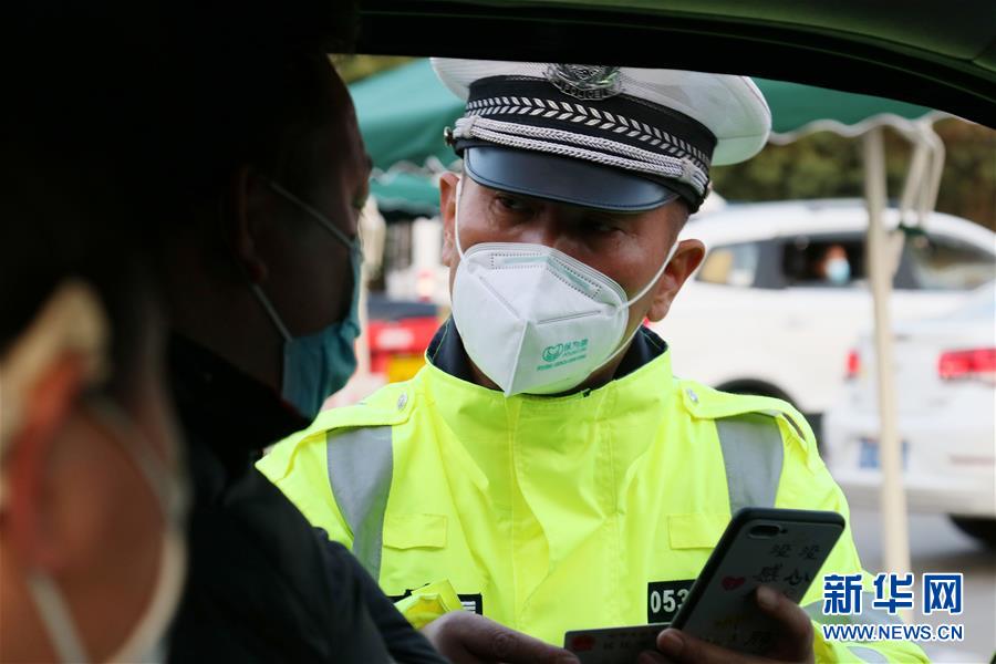 (圖文互動)(5)飄揚的紅旗——記深圳特區戰“疫”一線的基層黨員干部