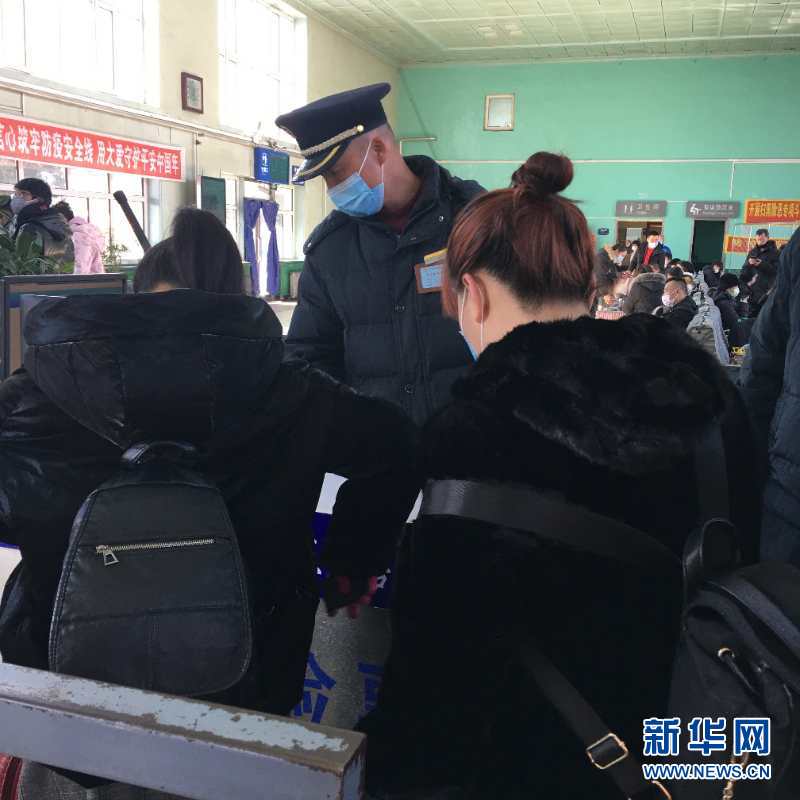 （新華網(wǎng)&middot;圖文互動(dòng)）（2）疫情下，小站鐵路安檢員收獲10多萬(wàn)粉絲